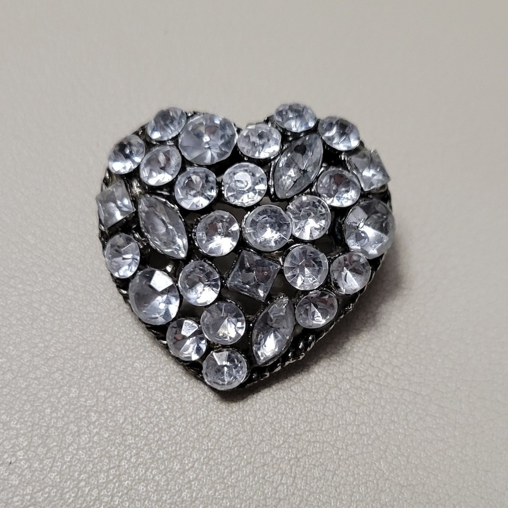 Vintage Unsigned Clear Rhinestone Silver Tone Textured Heart Brooch Pin‎